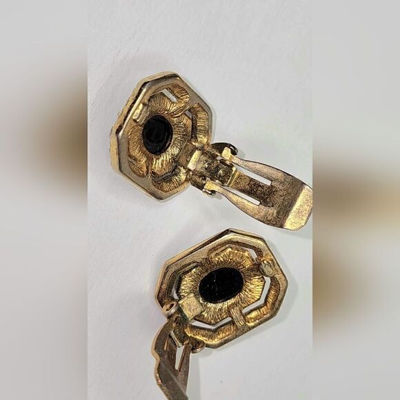 Classic gold onyx cabochon vintage clip on earrings - Picture 8 of 9